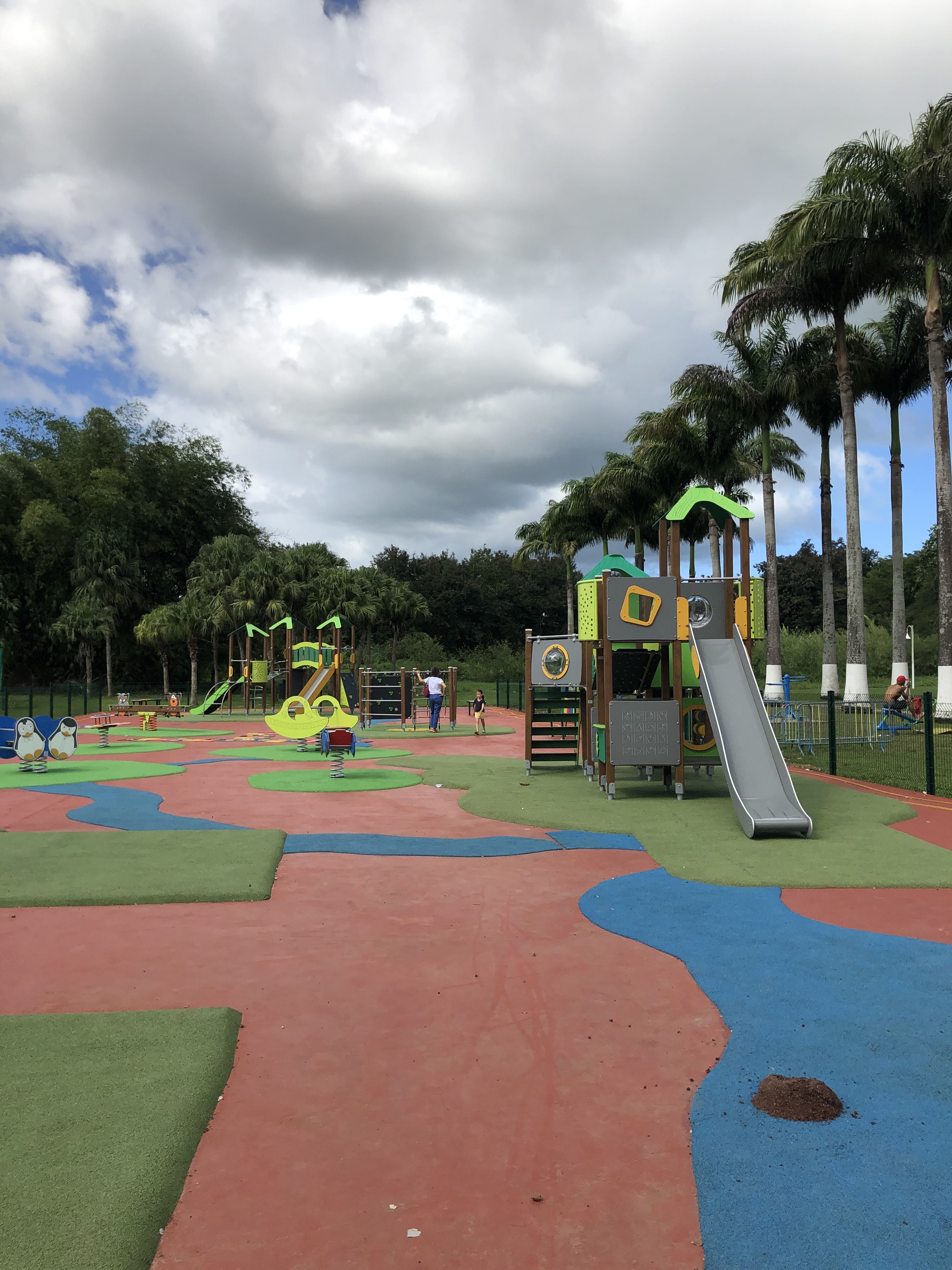 LAMENTIN - NOUVEAU: Le parc pour enfant du Lamentin  Aire de jeux
